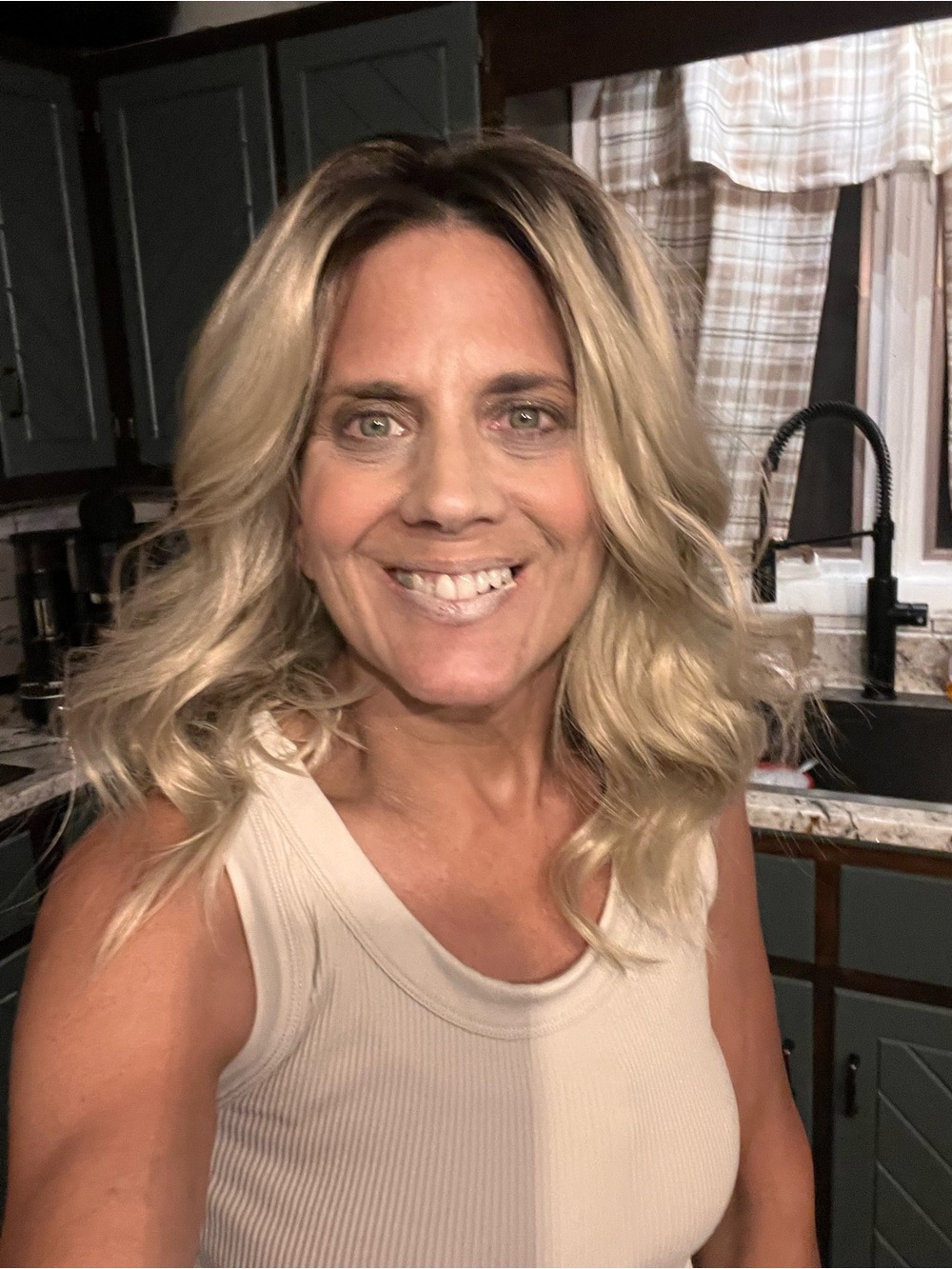Teeuz Angels, Style is Rock On , a monofilament wig, Ash blonde rooted
